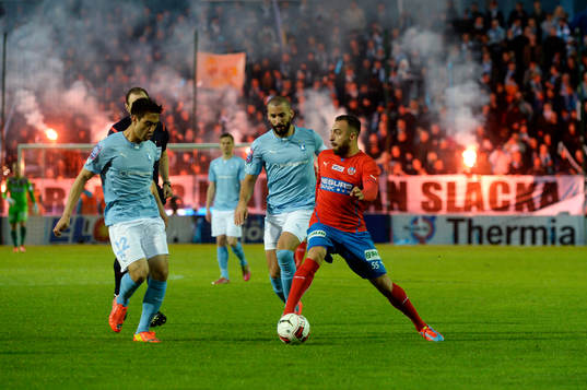 Helsingborgs Abdul Khalili framför Malmö FFs klack som