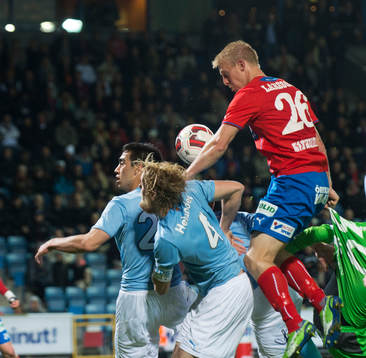 Helsingborgs Peter Larsson har sista chansen på övertid i