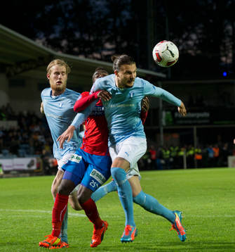 Helsingborgs David Accam kläms mellan Malmös mittbackar