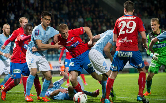 Helsingborgs Peter Larsson har sista chansen på övertid i