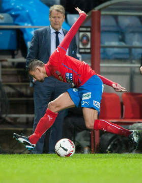 Helsingborgs Loret Sadiku framför Malmös tränare Åge