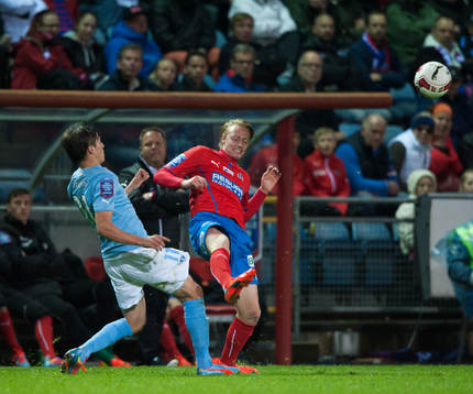 Helsingborgs tränare Roar Hansen tittar fram mellan