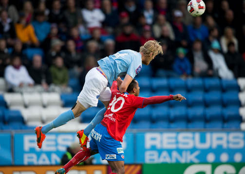 MalmösFilip Helander klättrar på Helsingborgs Alvaro