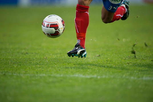 Helsingborgs Loret Sadiku stormar fram i full fart, i sina