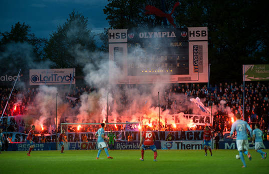 Bengaliska eldar på malmö-läktaren hela andra halvlek