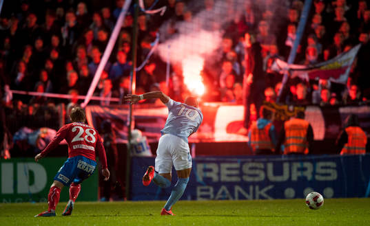 Bengaliska eldar på malmö-läktaren hela andra halvlek