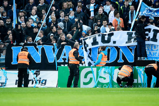 Ordningsvakter städar undan Malmö FFs tifo