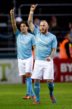 Malmö FFs Miiko Albornoz och Magnus Eriksson räcker upp
