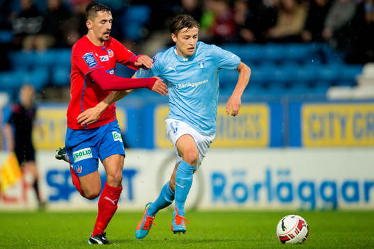 Malmö FFs Simon Thern jagas av Helsingborgs Loret Sadiku