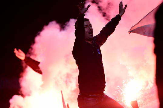 En av Malmö FFs suppotrar leder klacken med bengaliska