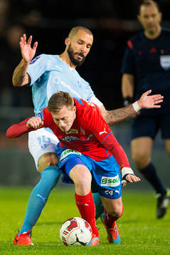 Helsingborgs Anton Kinnander faller framför Malmö FFs