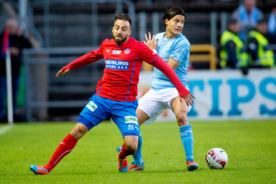Helsingborgs Abdul Khalili i kamp om bollen med Malmö FFs