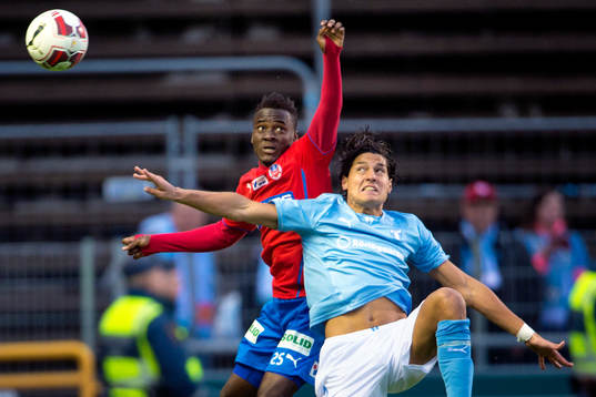Helsingborgs David Accam i nickduell med Malmö FFs Miiko