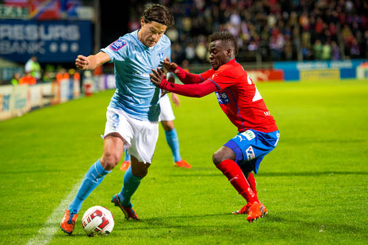 Malmö FFs Miiko Albornoz jagas av Helsingborgs David Accam