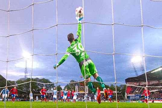 Helsingborgs målvakt Pär Hansson räddar ett skott