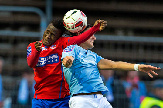 Helsingborgs David Accam i nickduell med Malmö FFs Miiko