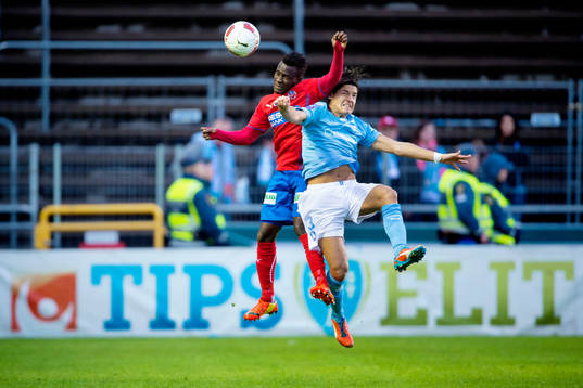 Helsingborgs David Accam i nickduell med Malmö FFs Miiko