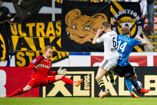 s målvakt Patrik Carlgren räddar ett bra läge från