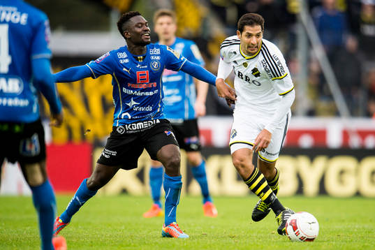 s Celso Borges tar sig förbi Halmstads King Osei Gyan