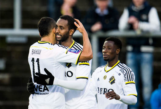s Henok Goitom jublar med Nabil Bahoui