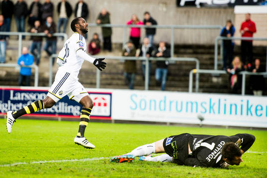 s Henok Goitom jublar och Halmstads målvakt Stojan Lukic