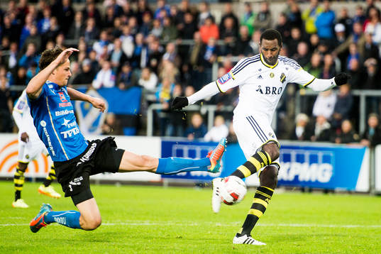 s Henok Goitom gör 0-1 och Halmstads Fredrik Liverstam