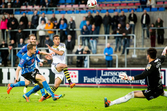 s Robin Quaison är hårt uppvaktad av Halmstads Richard