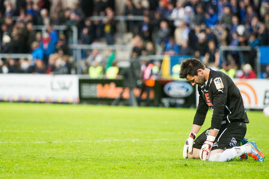 Halmstads målvakt Stojan Lukic deppar