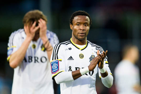 s Kennedy Igboananike tackar publiken