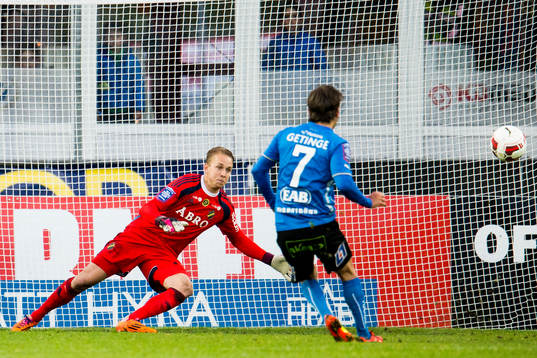 Halmstads Kristinn Steindorsson gör 1-1 på straff bakom