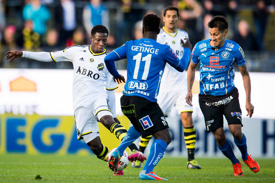 s Ebenezer Ofori och Halmstads Antonio Rojas och King Osei
