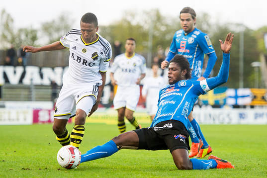 s Niclas Eliasson tar sig förbi Halmstads Joseph Baffo