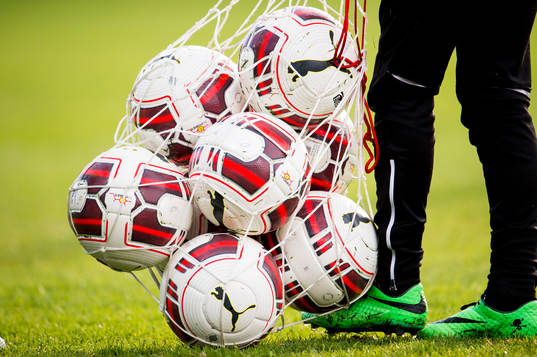 Ett nät med fotbollar