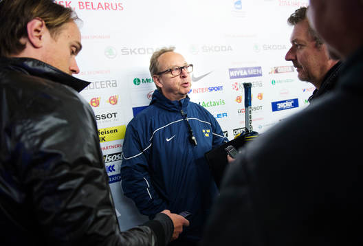 Förbundskapten Pär Mårts blir intervjuad av media