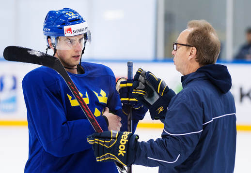 Joakim Lindström i samtal med förbundskapten Pär Mårts