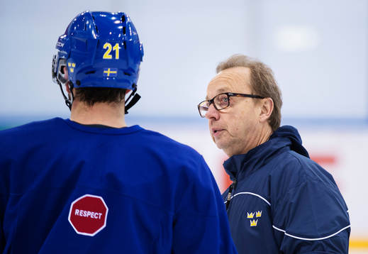 Förbundskapten Pär Mårts (t h) i samtal med Jimmie