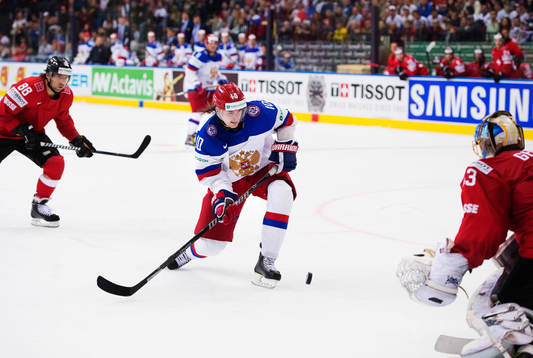 Rysslands Viktor Tikhonov oroar framför Schweiz målvakt