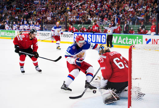 Rysslands Viktor Tikhonov oroar framför Schweiz målvakt