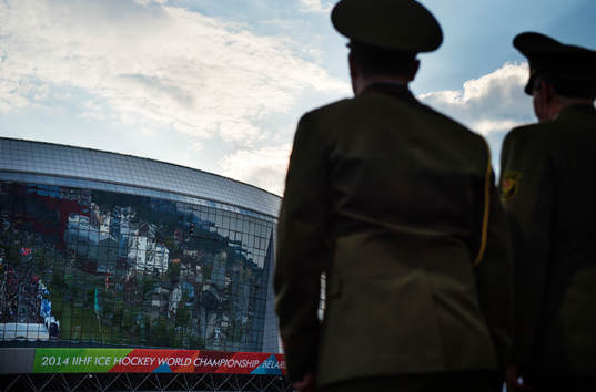 Militärer står utanför Minsk Arena