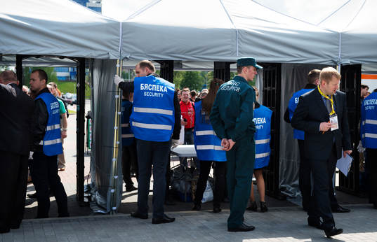 Säkerhetspersonal vid en säkerhetskontroll