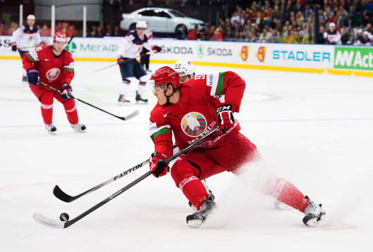 Vitrysslands Roman Graborenko kontrollerar pucken