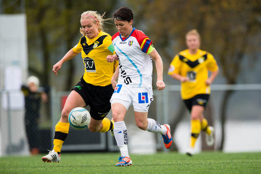 Hovås Billdals Linda Nöjd i kamp om bollen med Ältas