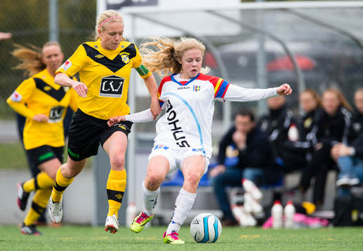 Hovås Billdals Maja Göthberg i kamp om bollen med Ältas