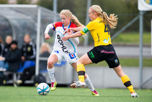 Hovås Billdals Maja Göthberg i kamp om bollen med Ältas