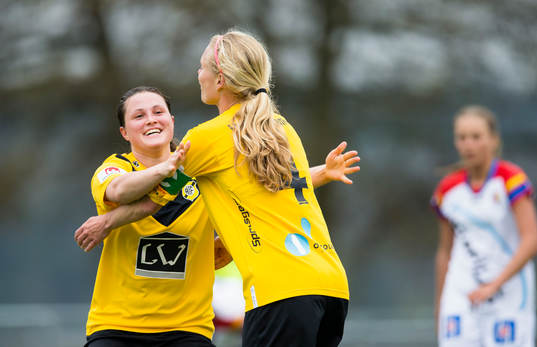 Ältas  Elin Ekblom-Bak gör 1-0 och gratuleras av Anna