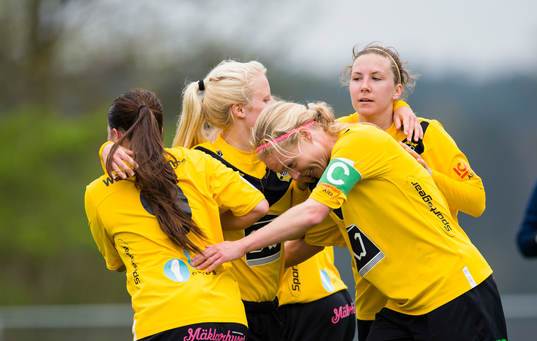 Ältas  Elin Ekblom-Bak gör 1-0 och gratuleras av