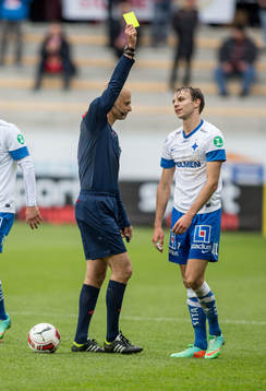 Dommaren Michael Lerjeus ger Norrköpings Lars Christian