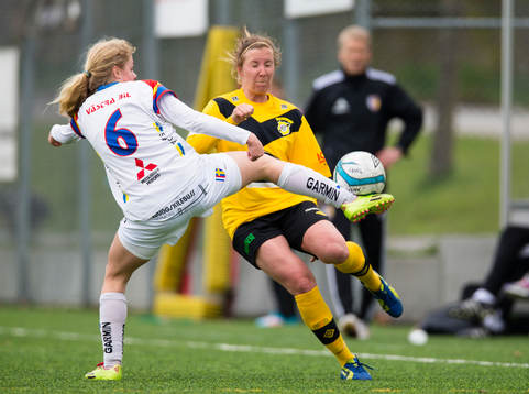 Hovås Billdals Maja Göthberg rensar undan en boll