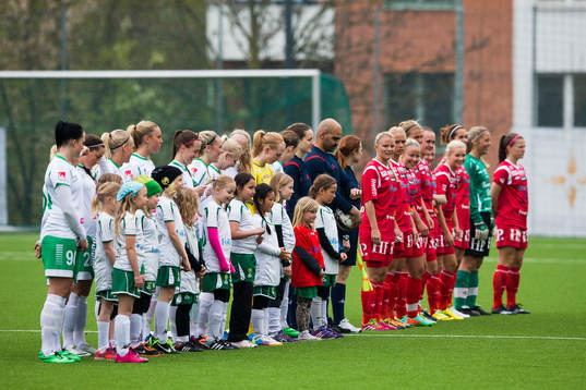 Båda lagens spelare samt domarna presenterar sig innan