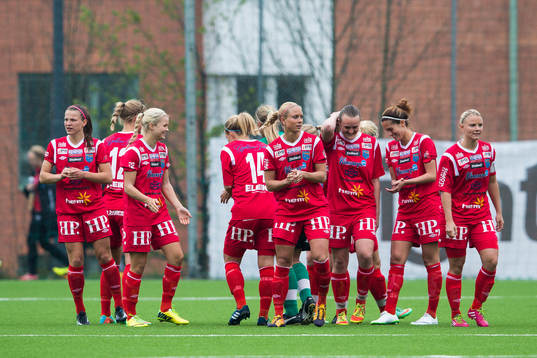 Halmias spelare peppar varann innan fotbollsmatchen i